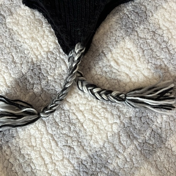 Winter knit pom pom hat black for extreme cold lined inside covers ears O/S - Picture 4 of 5